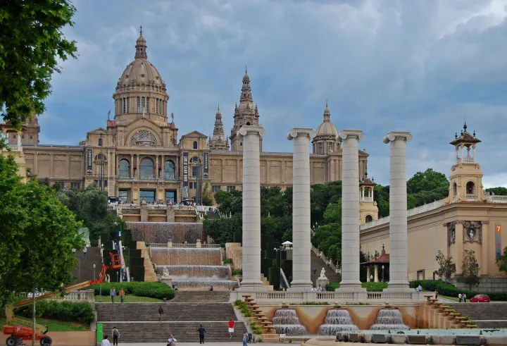 El Palau Nacional y sus cúpulas en la cima de Montjuïc, detrás de las Cuatro Columnas y las cascadas