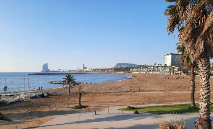 A praia da Barceloneta e a silhueta em forma de vela do hotel W no final da areia