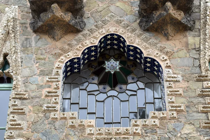 Ventana ojival de Torre Bellesguard con su vidriera en estrella, engastada en el muro de piedra