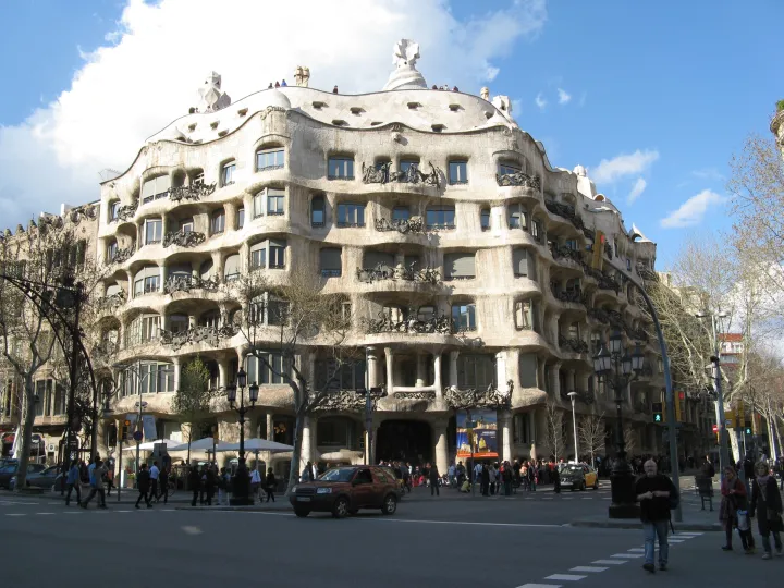 Fachada ondulante de piedra de la Casa Milà, conocida como La Pedrera, en la esquina del Passeig de Gràcia