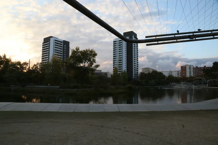 La piscina del Parque de Diagonal Mar al atardecer, con las torres residenciales y hoteles del frente marítimo al fondo
