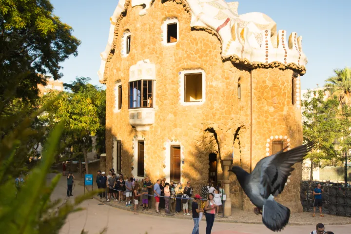 La fila dei visitatori lungo la barriera, davanti alla Casa del Guarda all'ingresso del Parc Güell