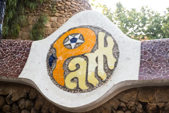 Il medaglione in trencadís con la scritta "Park" sul muro di cinta del Parc Güell