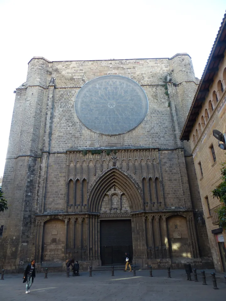 La façade gothique de Santa Maria del Pi et son immense rosace, au-dessus du portail de la place du Pi