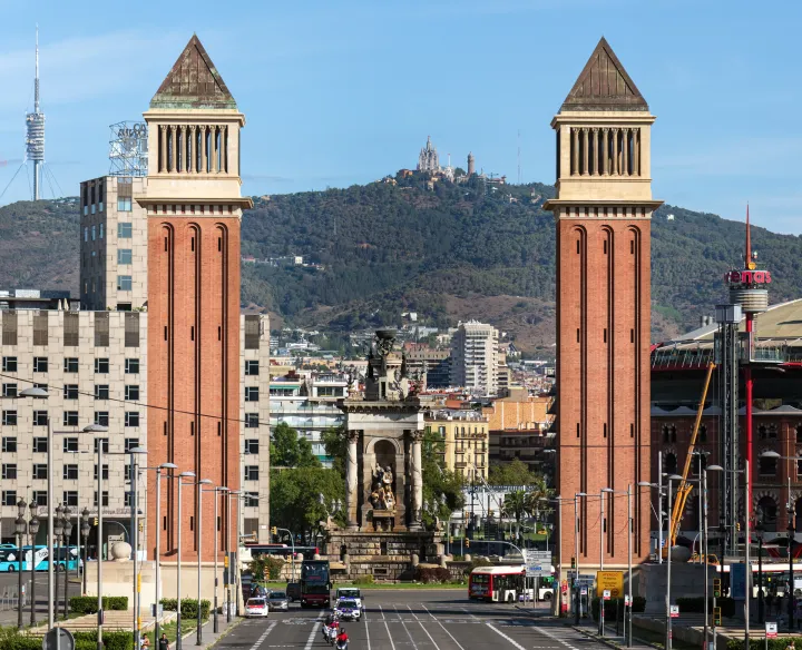 As duas torres venezianas da Praça de Espanha, com o Tibidabo e o templo do Sagrado Coração ao fundo