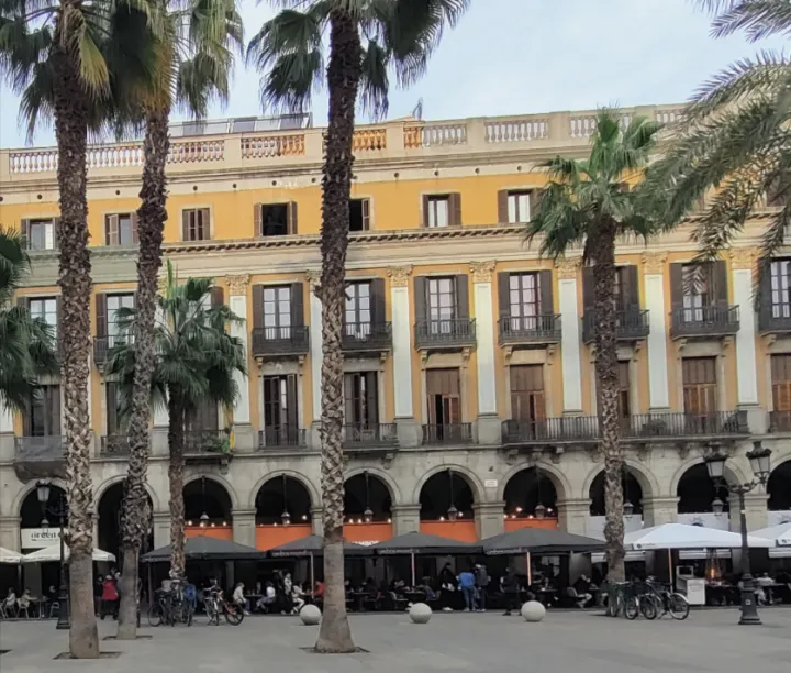 Plaça Reial - Les arcades et les façades néoclassiques