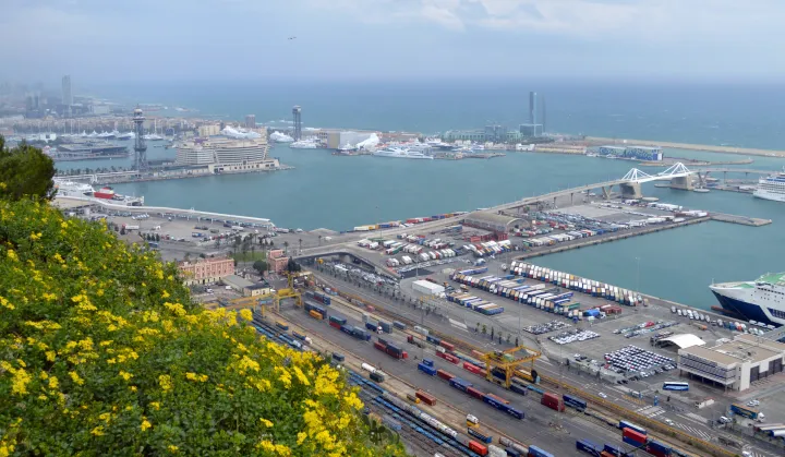 O porto de Barcelona visto de Montjuïc: os terminais de cruzeiros, o Moll de Ponent e Port Vell ao fundo