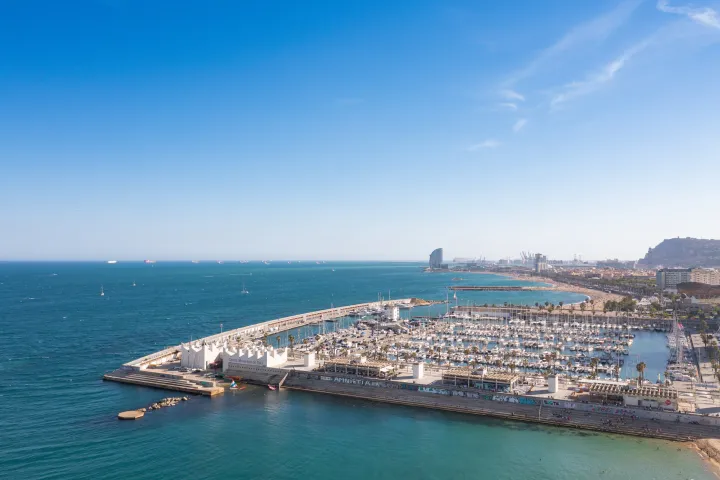A marina do Porto Olímpico vista do céu, seus pontões, suas barreiras e o mar