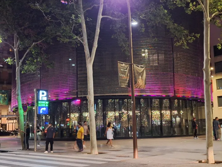 A torre cilíndrica do Hotel Barceló Raval iluminada à noite na Rambla del Raval